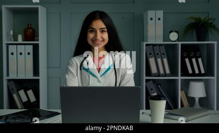 Femme ethnique indienne arabe souriante thérapeute gynécologue dentiste psychologue femme travailleuse en uniforme médical travaillant à la clinique hôpital jeune Banque D'Images