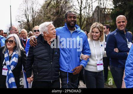 18 avril 2023, Oswiecim, Pologne: Robert Kraft, homme d'affaires milliardaire américain et moulin Meek, tablier américain, assistent à l'anniversaire 35th de la « Marche internationale des vivants » dans l'ancien camp de concentration et d'extermination nazi-allemand Auschwitz Birkenau à Oswiecim, en Pologne, sur 18 avril 2023. La marche annuelle fait partie d'un programme éducatif qui amène des étudiants juifs du monde entier en Pologne, où ils explorent les vestiges de l'Holocauste. Les participants défilent silencieusement à trois kilomètres d'Auschwitz I à Auschwitz II Birkenau, le plus grand complexe de camps de concentration nazi construit Banque D'Images