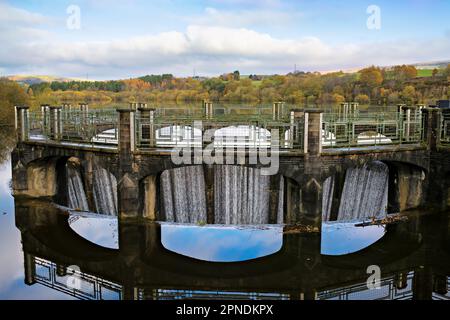 eau potable capturée et stockée en cascade sur le réservoir au-dessus de la sortie de débit Banque D'Images