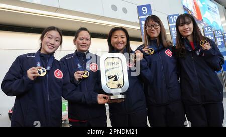 (De gauche à droite) Apple Wang Yan-ran; Adrienne May Li; Chloe Chan Pui-WiNG; So Hoi-kiu; et Chau Nga-sze posent pour une photo alors que l'équipe de hockey sur glace womenHH de Hong Kong retourne à Hong Kong après la victoire de la division du championnat du monde historique. 11APR23 SCMP / Elson Li Banque D'Images