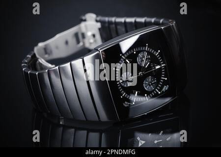 Lengnau, Suisse - 18 juin 2015: Rado Sintra Chrono, montre chronographe suisse en céramique de haute technologie avec verre saphir, studio de gros plan Banque D'Images