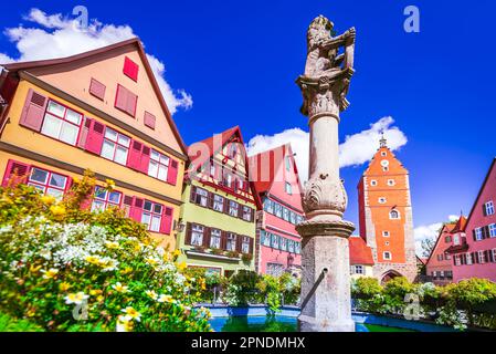 Dinkelsbuhl, Allemagne. Belle petite ville avec des maisons traditionnelles colorées sur la route romantique, paysages célèbres de la Bavière. Banque D'Images