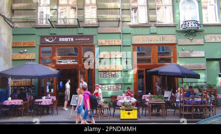 LVIV, Ukraine - 12 août 2015. Les gens se trouvent en face du pub de la poste situé dans la vieille ville de Lviv. Les gens se détendent dans un bar populaire « bureau de poste » Banque D'Images