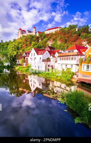 Harburg, Allemagne. Lever de soleil, vue sur l'eau avec petit village charmant et château, route romantique pittoresque, Swabia historique. Banque D'Images