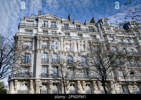 Paris, belles façades Haussmann dans un quartier luxueux de la capitale, avenue de Breteuil Banque D'Images