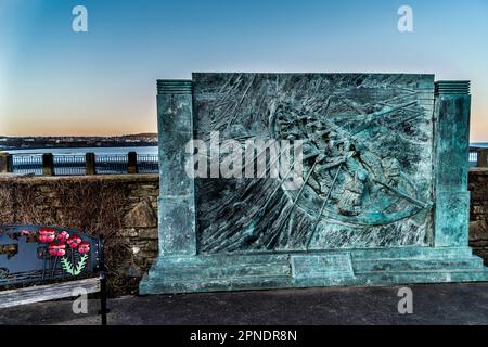 Mémorial Hillary du bateau de sauvetage à Sir William Hillary, fondateur de la RNLI, 2001, par Michael Sandle, Promenade Gardens, Douglas, Île de Man Banque D'Images