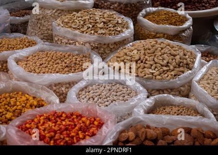 Sacs de noix à vendre, encas sur le marché alimentaire Banque D'Images