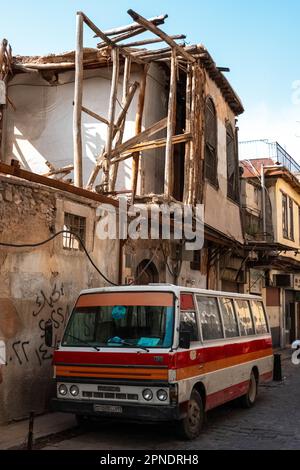 Damas, Syrie - mai 2023 : ancien bus public dans la vieille ville de Damas, Syrie Banque D'Images