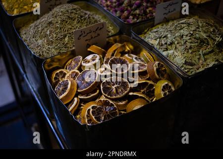 tranches de citron séchées sur le marché, tranches de citron sec Banque D'Images