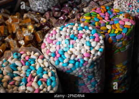 Sacs de bonbons, pile d'amandes enrobées Banque D'Images