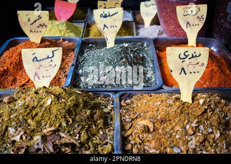 Épices colorées avec balises de description arabe sur Souq à Damas Banque D'Images