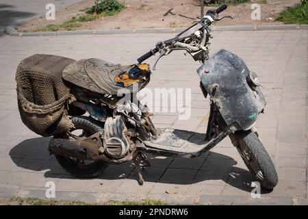 vieux scooter rouillé, moto sale , Banque D'Images