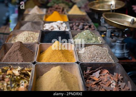 Épices colorées sur le souk bazar Banque D'Images