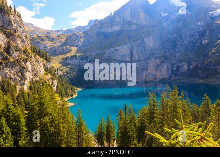 Vue sur le lac Oeschinen (Oeschinensee) et les Alpes suisses près de Kandersteg dans l'Oberland bernois, Suisse Banque D'Images