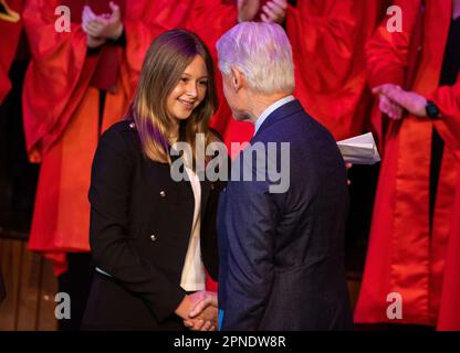 Rachel Hume, petite fille de John Hume, s'entretient avec l'ancien président américain Bill Clinton avant de prononcer un discours en hommage posthume à deux des principaux architectes de l'Accord du Vendredi Saint, feu John Hume et ancien premier ministre d'Irlande du Nord David Trimble, Dans le Guildhall de Londonderry. L'hommage se fait le deuxième jour d'une conférence internationale de trois jours marquant le 25th anniversaire de l'Accord de Belfast/Vendredi Saint. Date de la photo: Mardi 18 avril 2023. Banque D'Images