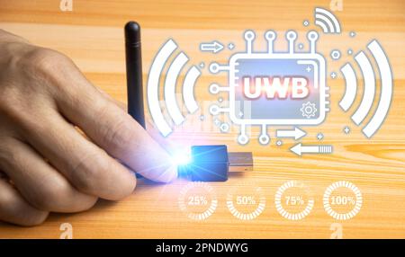 L'UWB ultra-large bande est une technologie de communication radio à courte portée sur des bandes passantes de 500MHz ou plus et à des fréquences très élevées. Dans l'ensemble, cela fonctionne Banque D'Images