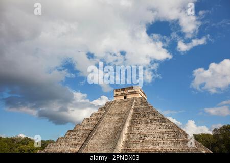 Le temple de Kukulca (El Castillo), une pyramide mésoaméricaine à l'intérieur du site archéologique de Chichen Itza, Yucatan, Mexique. Banque D'Images