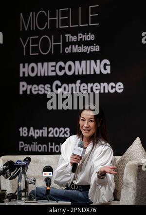 Kuala Lumpur, Malaisie. 18th avril 2023. Michelle Yeoh, actrice malaisienne, parle lors d'une conférence de presse à Kuala Lumpur. Michelle a remporté le prix de la meilleure actrice dans un rôle de premier plan pour "tout partout à la fois" à l'Oscar. (Photo de Wong Fok Loy/SOPA Images/Sipa USA) Credit: SIPA USA/Alay Live News Banque D'Images