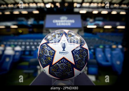 Ballon officiel de la Ligue des champions de l'UEFA photographié lors du match de finale du quartier de la Ligue des champions de l'UEFA entre Chelsea et le Real Madrid au Stamford Bridge, Londres, le mardi 18th avril 2023. (Photo: Federico Guerra Maranesi | MI News) Credit: MI News & Sport /Alamy Live News Banque D'Images