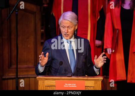 L'ancien président américain Bill Clinton prononce un discours en hommage posthume à deux des principaux architectes de l'Accord du Vendredi Saint, feu John Hume et ancien premier ministre d'Irlande du Nord David Trimble, dans le Guildhall de Londonderry. L'hommage se fait le deuxième jour d'une conférence internationale de trois jours marquant le 25th anniversaire de l'Accord de Belfast/Vendredi Saint. Date de la photo: Mardi 18 avril 2023. Banque D'Images