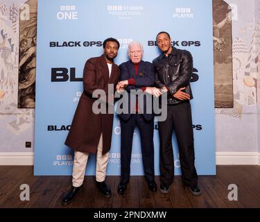 Lancement de la presse pour BLACK OPS, séries de comédie sur BBC One et BBC iPlayer par BBC Studios Comedy. AKEMNJI NDIFORNYEN (L), ALAN FORD(C) ET JAZ HUTCHINS (R) Banque D'Images