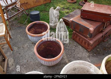 Vue sur les articles à vendre dans une maison de campagne française située ici dans la belle ville de Charenton du cher . Banque D'Images