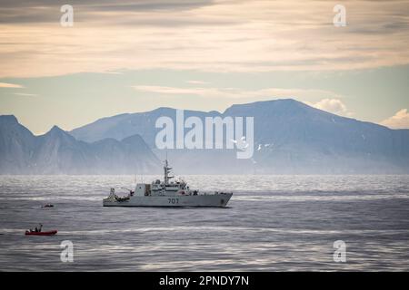 Le NCSM glace Bay vu du NCSM Margaret Brooke lors d’un transit du fjord Saglek, au Labrador, au Canada, au cours de l’opération Nanook 2022. Banque D'Images