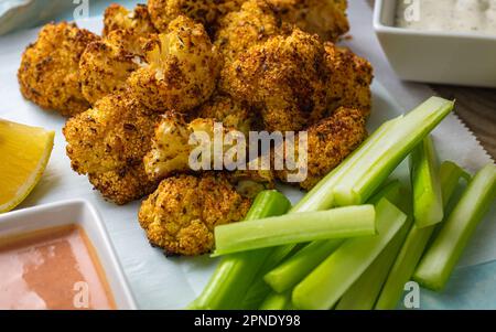 Chou-fleur de buffle vegan avec branches de céleri. Ci-dessus, gros plan. Banque D'Images