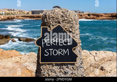 Symbole tempête parfait. Concept Words Perfect Storm sur beau tableau noir de craie. Magnifique plage en pierre. Business et Perfect stor Banque D'Images