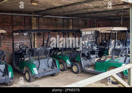 Parcours de golf de Richmond Park, Richmond, Surrey, Royaume-Uni; voiturettes de golf à l'extérieur du pavillon Banque D'Images