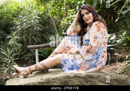 Portrait d'une belle fille portant une robe fleurie au milieu de la nature. Banque D'Images