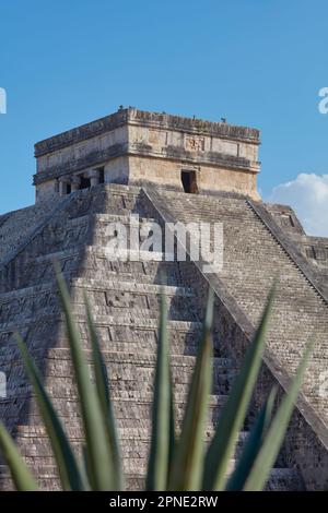 Le temple de Kukulca (El Castillo), une pyramide mésoaméricaine à l'intérieur du site archéologique de Chichen Itza, Yucatan, Mexique. Banque D'Images
