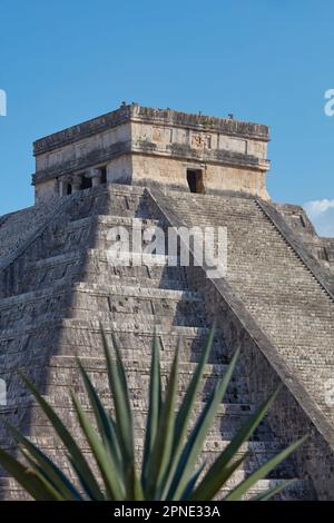 Le temple de Kukulca (El Castillo), une pyramide mésoaméricaine à l'intérieur du site archéologique de Chichen Itza, Yucatan, Mexique. Banque D'Images