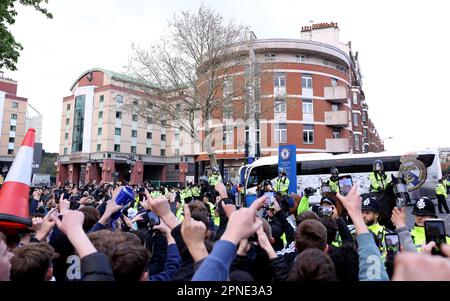 Londres, Royaume-Uni. 18th avril 2023. Le bus de l'équipe du Real Madrid arrive avec les fans de Chelsea qui crient et prennent des photos avant le match de l'UEFA Champions League à Stamford Bridge, Londres. Le crédit photo devrait se lire: Paul Terry/Sportimage crédit: Sportimage/Alay Live News Banque D'Images