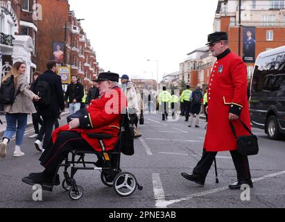 Londres, Royaume-Uni. 18th avril 2023. 2 pensionnés de Chelsea arrivent au stade avant le match de l'UEFA Champions League à Stamford Bridge, Londres. Le crédit photo devrait se lire: Paul Terry/Sportimage crédit: Sportimage/Alay Live News Banque D'Images