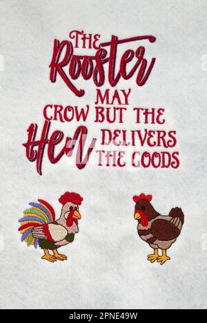 Broderie sur feutre, le coq peut croquiller mais la poule livre les marchandises, le texte, les mots, les personnages de coq et de poulet, humoristique, coloré, textile, aiguille Banque D'Images