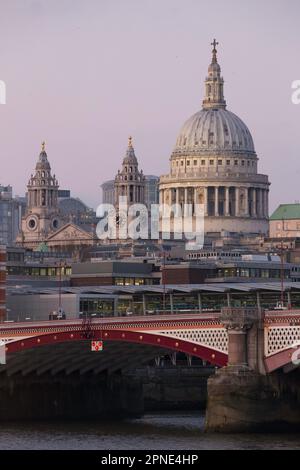 St. Pauls Cathedral de Londres et Black Friars Bridge Banque D'Images