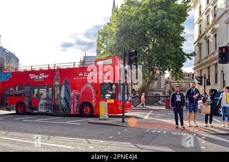 Londres, Grande-Bretagne - 1 août 2015 : vue sur un bus rouge à arrêts multiples dans le centre-ville de Londres. Banque D'Images