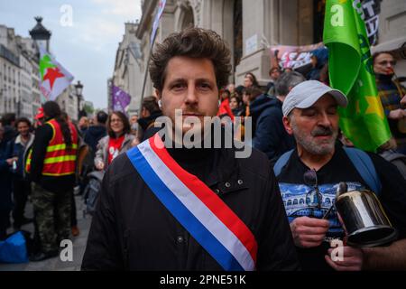 Julien Mattia / le Pictorium - 18/4/2023 - France / Paris / Paris - le département de la cinéquième conscription de Paris, Julien Bayou devant la mairie du 10eme Arr. De Paris pour protester avec des casseroles pour render inaudible le décourage du Président Macron, a Paris le 17 avril 2023. / 18/4/2023 - France / Paris / Paris - le député du cinquième arrondissement de Paris, Julien Bayou, devant l'hôtel de ville du 10th arrondissement de Paris, proteste avec des pots et des PAN pour rendre inaudible le discours du Président Macron, à Paris le 17 avril 2023. Banque D'Images