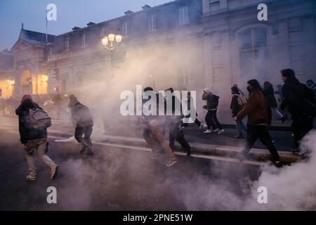 Jan Schmidt-Whitley/le Pictorium - 17/4/2023 - France / Paris / Paris - la police tente de contacter la faute en lanquant des grenades lacrymogènes. Plusieurs milliers de personnes se sont reunies dévorant la mairie du 10e arrondissement de Paris pour protester contre la politique d'Emmanuel Macron et contre la reforme des traitites. Plusieurs centaines de personnes ont ensuite cours Paris pendentif plusieurs heures en forme de multiples corteges sauvages et jouant au chat et a la souris avec les forces de l'ordre depassees par les evenements et la mobilite des groupes composes majors Banque D'Images