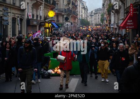 Julien Mattia / le Pictorium - 18/4/2023 - France / Paris / Paris - manifestation sauvage dans les rues de Paris contre la reforme des traitites, le 17 avril 2023. / 18/4/2023 - France / Paris / Paris - manifestation sauvage dans les rues de Paris contre la réforme des retraites, 17 avril 2023. Banque D'Images