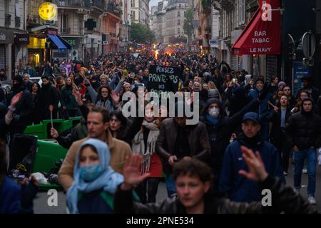 Julien Mattia / le Pictorium - 18/4/2023 - France / Paris / Paris - manifestation sauvage dans les rues de Paris contre la reforme des traitites, le 17 avril 2023. / 18/4/2023 - France / Paris / Paris - manifestation sauvage dans les rues de Paris contre la réforme des retraites, 17 avril 2023. Banque D'Images