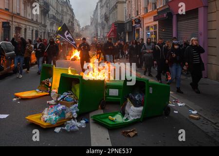 Julien Mattia / le Pictorium - 18/4/2023 - France / Paris / Paris - des feux de poubelles sont allumes dans la rue du Château d'eau (10 Arr.) A Paris par les manifestes lors de la manifestation sauvage a Paris le 17 avril 2023. / 18/4/2023 - France / Paris / Paris - des feux de poubelles sont allumés dans la rue du Château d'eau (10 Arr.) A Paris par des manifestants lors de la manifestation sauvage à Paris le 17 avril 2023. Banque D'Images