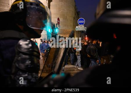 Julien Mattia / le Pictorium - 18/4/2023 - France / Paris / Paris - les policiers nient les manifestes de la manifestation sauvage dans les rues de Paris contre la reforme des traitites, le 17 avril 2023. / 18/4/2023 - France / Paris / Paris - des policiers protestent lors de la manifestation sauvage dans les rues de Paris contre la réforme des retraites, 17 avril 2023. Banque D'Images