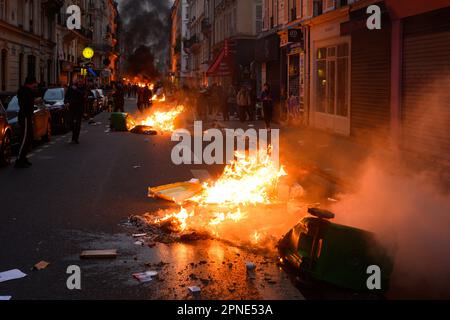 Julien Mattia / le Pictorium - 18/4/2023 - France / Paris / Paris - des feux de poubelles sont allumes dans la rue du Château d'eau (10 Arr.) A Paris par les manifestes lors de la manifestation sauvage a Paris le 17 avril 2023. / 18/4/2023 - France / Paris / Paris - des feux de poubelles sont allumés dans la rue du Château d'eau (10 Arr.) A Paris par des manifestants lors de la manifestation sauvage à Paris le 17 avril 2023. Banque D'Images