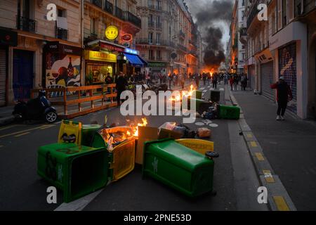 Julien Mattia / le Pictorium - 18/4/2023 - France / Paris / Paris - des feux de poubelles sont allumes dans la rue du Château d'eau (10 Arr.) A Paris par les manifestes lors de la manifestation sauvage a Paris le 17 avril 2023. / 18/4/2023 - France / Paris / Paris - des feux de poubelles sont allumés dans la rue du Château d'eau (10 Arr.) A Paris par des manifestants lors de la manifestation sauvage à Paris le 17 avril 2023. Banque D'Images