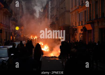 Julien Mattia / le Pictorium - 18/4/2023 - France / Paris / Paris - des feux de poubelles sont allumes dans la rue du Château d'eau (10 Arr.) A Paris par les manifestes lors de la manifestation sauvage a Paris le 17 avril 2023. / 18/4/2023 - France / Paris / Paris - des feux de poubelles sont allumés dans la rue du Château d'eau (10 Arr.) A Paris par des manifestants lors de la manifestation sauvage à Paris le 17 avril 2023. Banque D'Images