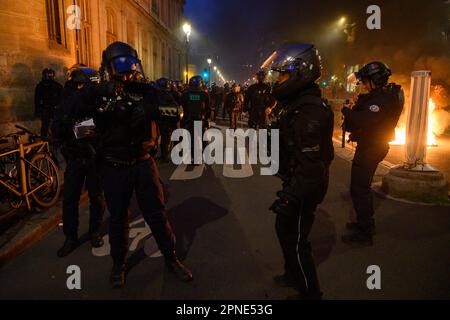 Julien Mattia / le Pictorium - 18/4/2023 - France / Paris / Paris - les policiers nient les manifestes de la manifestation sauvage dans les rues de Paris contre la reforme des traitites, le 17 avril 2023. / 18/4/2023 - France / Paris / Paris - des policiers protestent lors de la manifestation sauvage dans les rues de Paris contre la réforme des retraites, 17 avril 2023. Banque D'Images