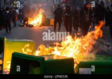 Julien Mattia / le Pictorium - 18/4/2023 - France / Paris / Paris - des feux de poubelles sont allumes dans la rue du Château d'eau (10 Arr.) A Paris par les manifestes lors de la manifestation sauvage a Paris le 17 avril 2023. / 18/4/2023 - France / Paris / Paris - des feux de poubelles sont allumés dans la rue du Château d'eau (10 Arr.) A Paris par des manifestants lors de la manifestation sauvage à Paris le 17 avril 2023. Banque D'Images