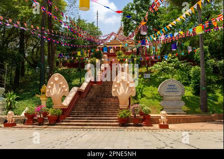L'entrée principale du temple bouddhiste Wat Daun Penh, au sommet d'une colline, Phnom Penh, Cambodge Banque D'Images